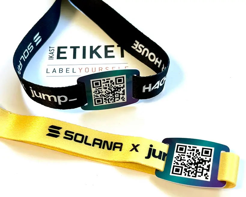Braccialetti con codici QRs o codici a barre