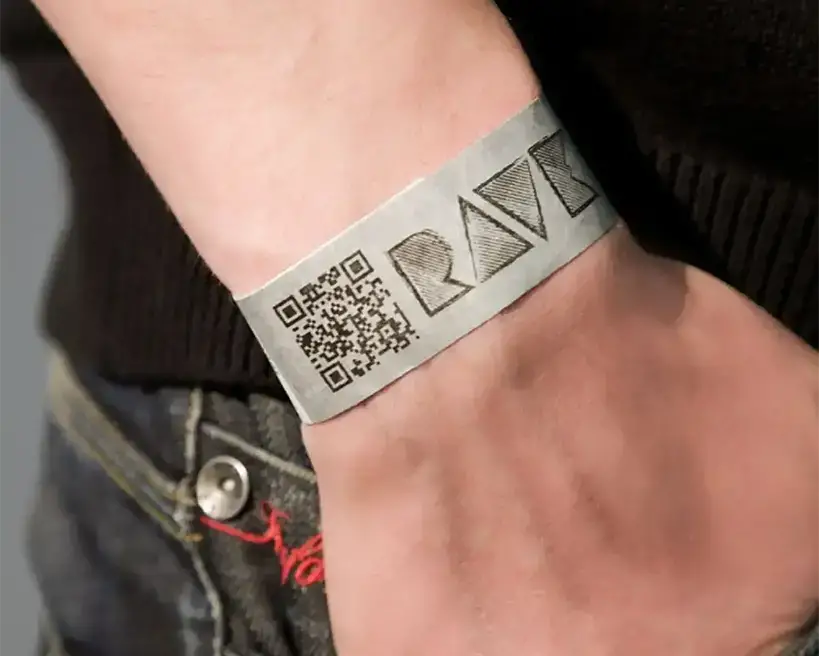 Braccialetti in carta con codice QR o codice a barre