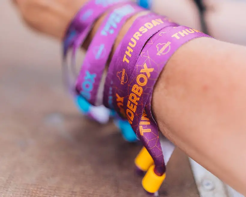 Braccialetti per eventi con chiusura colorata