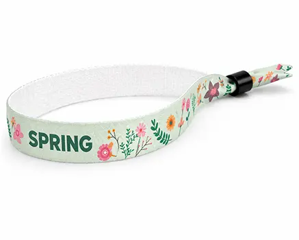 Braccialetti in tessuto per eventi con fiori in tonalità verdi