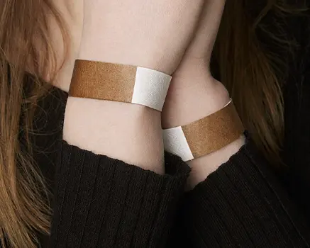 Marroni braccialetti di carta
