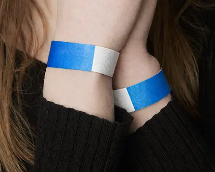 Azzurri braccialetti di carta