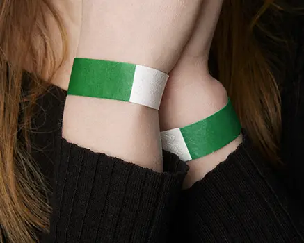 Verdi braccialetti di carta
