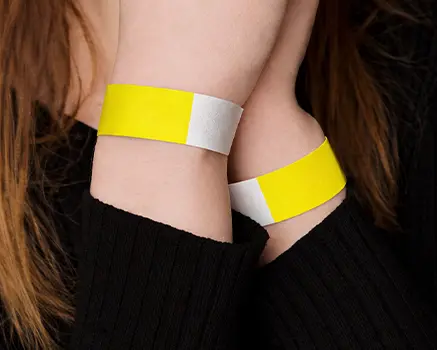 Gialli neon braccialetti di carta