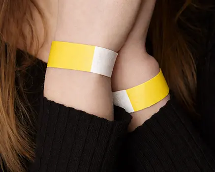 Gialli braccialetti di carta