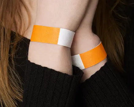 Arancioni neon braccialetti di carta