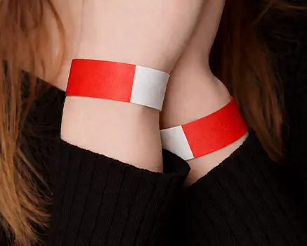 Rossi braccialetti di carta