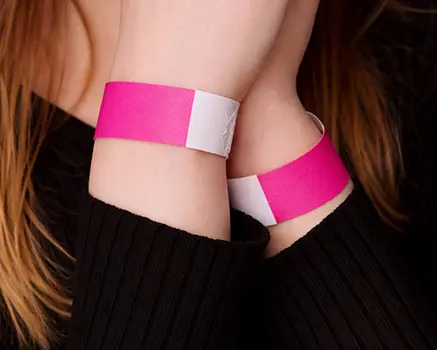 Rosa neon braccialetti di carta