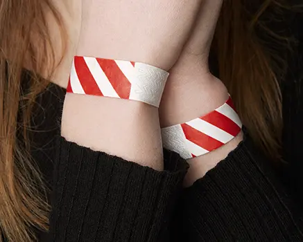 Braccialetti di carta a strisce rosse e bianche
