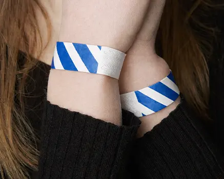 Braccialetti di carta a strisce blu e bianche