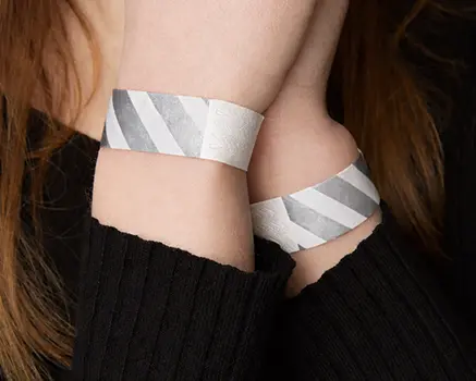 Braccialetti di carta a strisce argento e bianche