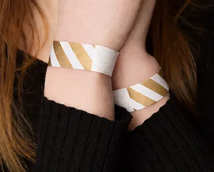Braccialetti di carta a strisce oro e bianche