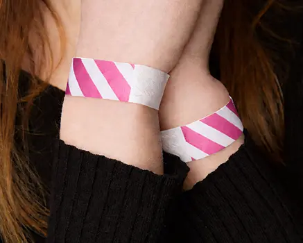 Braccialetti di carta a strisce rosa e bianche