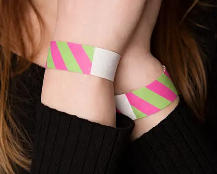 Braccialetti di carta a strisce verdi e rosa